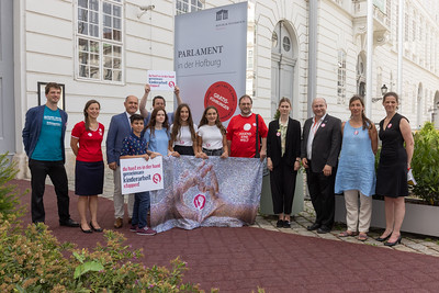 Thomas Stelzer, Governor of Upper Austria with DKA reps and children with the mosaic